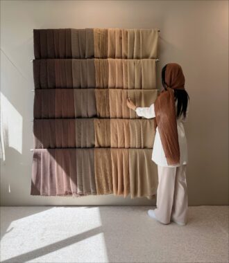 شال زنانه پلیسه تافته رنگ تنالیته قهوه ای دارچینی کرم